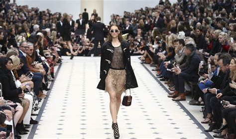 burberry live streaming fashion shows